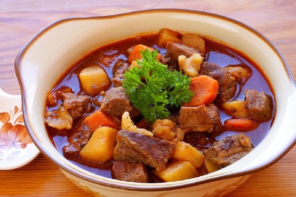 Thịt bò sốt vang bao nhiêu calo và ăn thịt bò sốt vang có béo không? – | Traloitructuyen.com